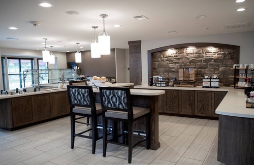 Auburn Hills Condominio | Free Wi-Fi, Free Breakfast + Indoor Pool