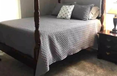 Findlay Casa | Freedom House Findlay - Come Relax and Enjoy!