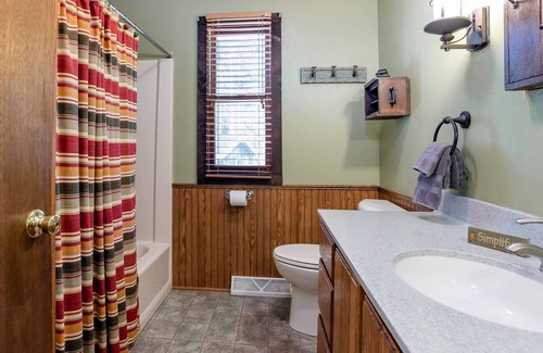 Wautoma Cabaña | Wknds 2 nts w / 3rd FREE 3. 5 habitaciones Lake Home 2 Fireplaces Wi-Fi Slps 1-12