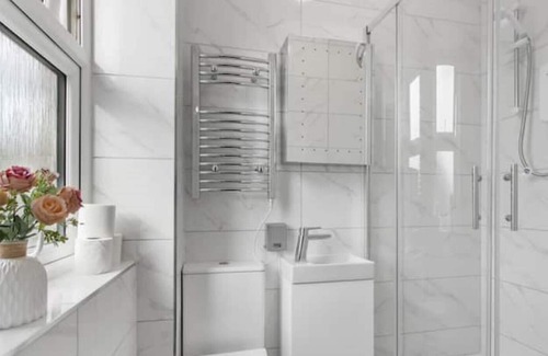 Dormers Wells Apartamento | FreeWifi+Workspace+Sofabed sleeps 4