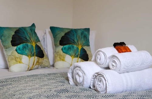 Dormers Wells Apartamento | FreeWifi+Workspace+Sofabed sleeps 4