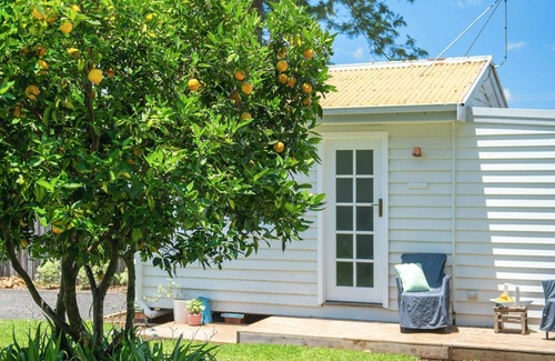 Berry Cabaña | Fremily Cottage - Charming White Cottage