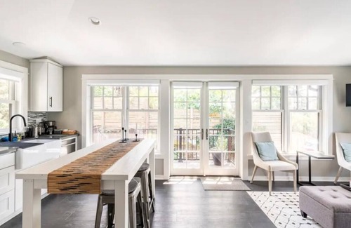Fremont Cabaña | Fremont cottage w/garage, light-filled, walkable