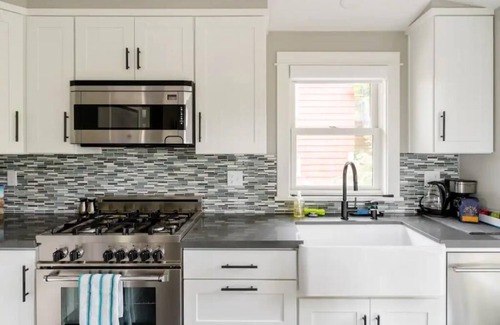Fremont Cabaña | Fremont cottage w/garage, light-filled, walkable