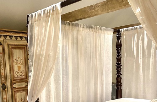 Kirksville Cabaña | French Cottage in the woods 5min to lake/town