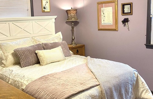 Kirksville Cabaña | French Cottage in the woods 5min to lake/town