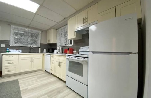 Winnipeg Casa | French district Main floor of the duplex house - clean and quiet - Pet Friendly!