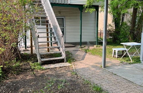 Winnipeg Casa | French district Main floor of the duplex house - clean and quiet - Pet Friendly!