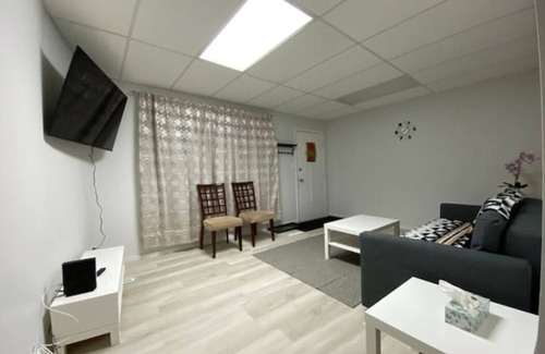 Winnipeg Casa | French district Main floor of the duplex house - clean and quiet - Pet Friendly!