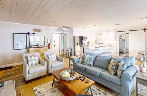 Telogia Casa | French-inspired lakeside home with gourmet kitchen