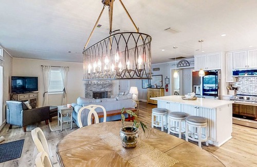 Telogia Casa | French-inspired lakeside home with gourmet kitchen