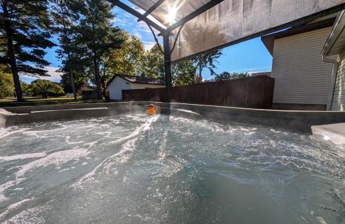 La Crosse Casa | French Island Whot Tub, Kayak, Lake View, Ev