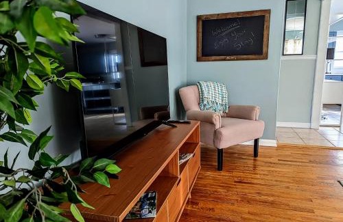 La Crosse Casa | French Island Whot Tub, Kayak, Lake View, Ev