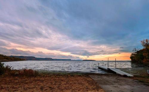 La Crosse Casa | French Island Whot Tub, Kayak, Lake View, Ev