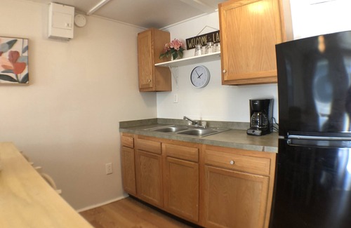 Geneva-on-the-Lake Casa | Fresh 2BDRM Cottage Right on The GOTL Strip! Sleeps 5!