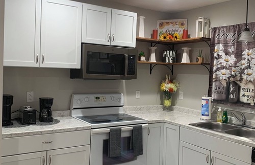 Terry Sanford Casa | Fresh and relaxing home on a quiet street in Haymount near FSU and Fort Liberty