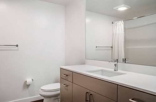 Wilburton Apartamento | Fresh Bellevue 1BR w/ Rooftop, Gym & BBQ, nr Shops, by Blueground