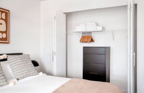 Wilburton Apartamento | Fresh Bellevue 1BR w/ Rooftop, Gym & BBQ, nr Shops, by Blueground