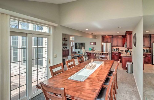 Lake Harmony Estates Casa | Fresh Bright and Clean Mountainside Villa w free Beach&Pool Access