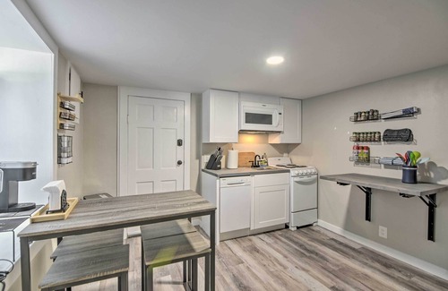 Longmont Apartamento | Fresh Downtown Longmont Apartment - Walk to Main!