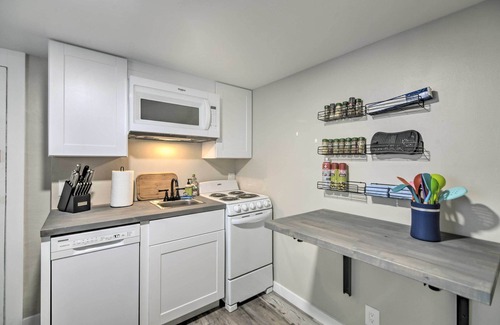 Longmont Apartamento | Fresh Downtown Longmont Apartment - Walk to Main!