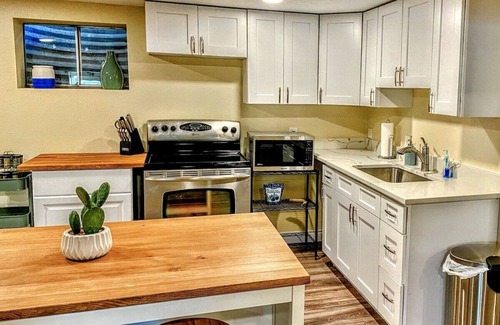 Welby Casa | Fresh, Modern, 2 BR, 13 min to DT!