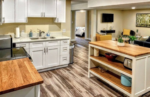 Welby Casa | Fresh, Modern, 2 BR, 13 min to DT!