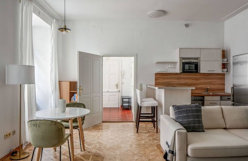 Sankt Ulrich Apartamento | Fresh Neubau 1BR, nr Restaurants, Bars & Transportation, by Blueground