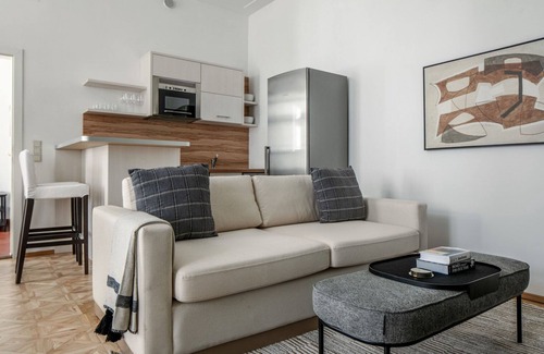 Sankt Ulrich Apartamento | Fresh Neubau 1BR, nr Restaurants, Bars & Transportation, by Blueground