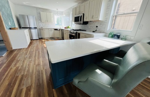 La Porte Casa | Fresh, sleek, retreat on Pine Lake