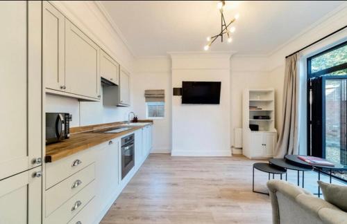Evesham Apartamento | Freshly decorated 2 bedroom apartment 10 mins from Cotswolds Child Friendly Great location with plenty of nearby free parking freestanding bath and outdoor private terrace area