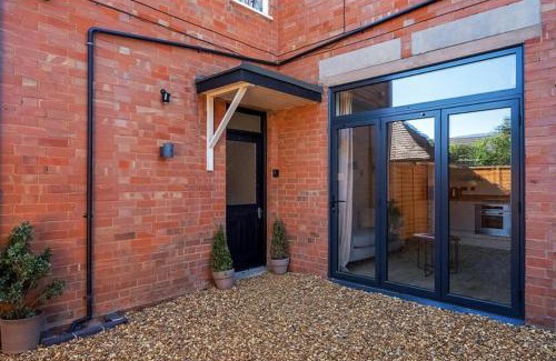 Evesham Apartamento | Freshly decorated 2 bedroom apartment 10 mins from Cotswolds Child Friendly Great location with plenty of nearby free parking freestanding bath and outdoor private terrace area