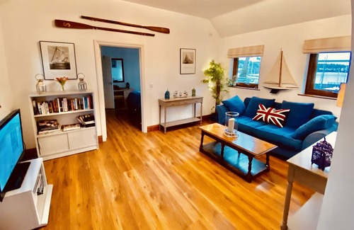 Neyland Apartamento | Bastante apartamento de 1 dormitorio. unido a una villa moderna con vistas a puerto y ría.