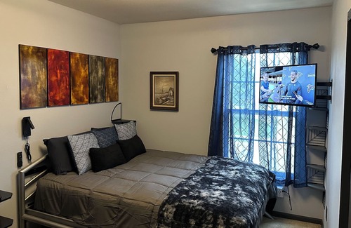 Millard Casa | Freshly redecorated modern room in West Omaha - massage chair + full gym