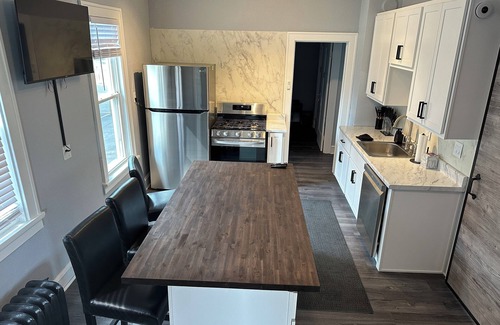 Milwaukee Apartamento | Freshly remodeled 2 bdrm apartment. Less than a .07 mile walk to Brewers Stadium