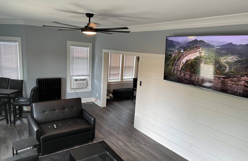 Milwaukee Apartamento | Freshly remodeled 2 bdrm apartment. Less than a .07 mile walk to Brewers Stadium