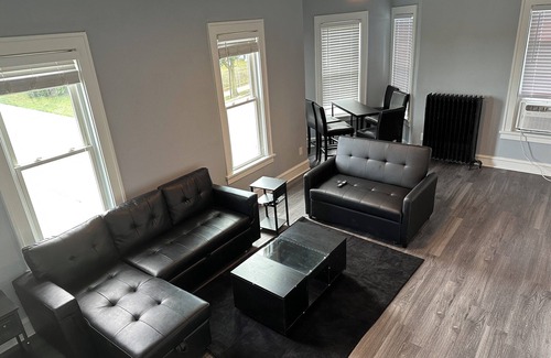 Milwaukee Apartamento | Freshly remodeled 2 bdrm apartment. Less than a .07 mile walk to Brewers Stadium