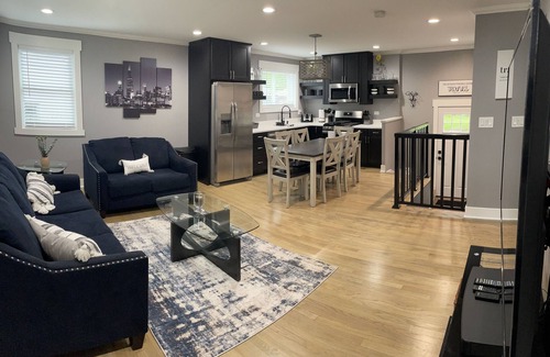 Des Plaines Casa | Freshly Remodeled Cozy Home