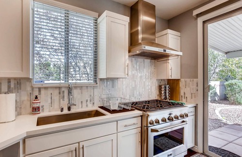 Summerlin Casa | Recién remodelada casa completamente amueblada con 2 bds, 2 baños y una gran oficina