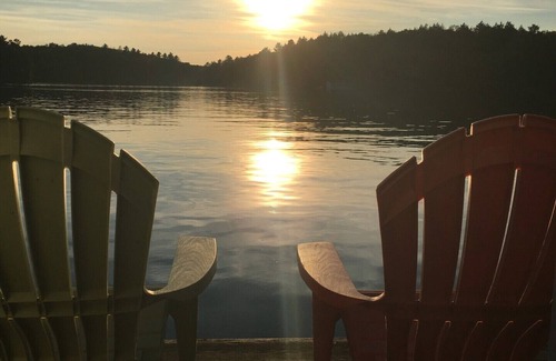 Muskoka Lakes Casa | Recién renovado, modernizado, Water's Edge Cottage.