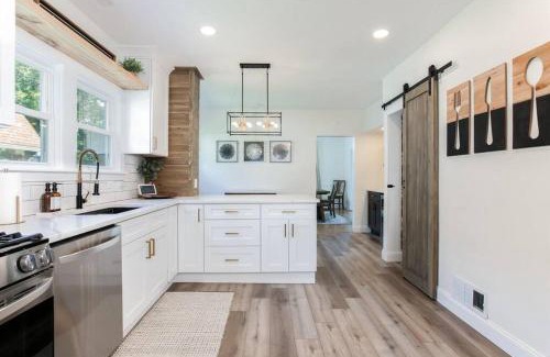South Bend Casa | Freshly Updated 5BR/2.5B 5min to ND Stadium