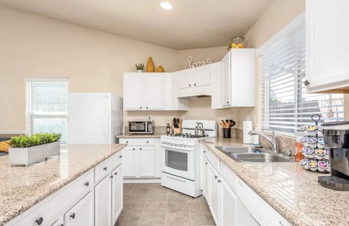 Roosevelt Casa | Fresno Home| Fire Pit| Sleeps 10| Quiet Community!