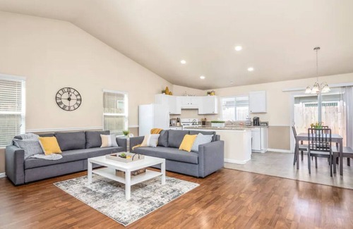 Roosevelt Casa | Fresno Home| Fire Pit| Sleeps 10| Quiet Community!