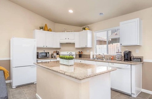 Roosevelt Casa | Fresno Home| Fire Pit| Sleeps 10| Quiet Community!
