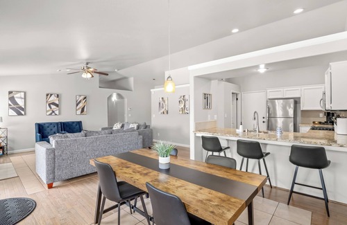 Sierra Sky Park Casa | Fresno Home - Pool - 4:2 - Near Fig Garden Loop!