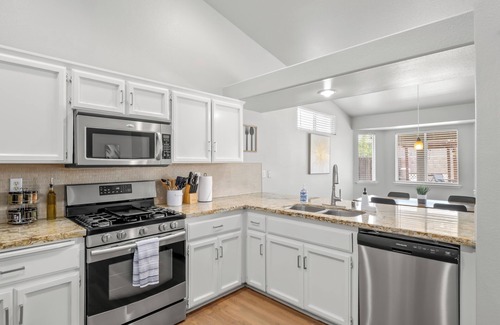 Sierra Sky Park Casa | Fresno Home - Pool - 4:2 - Near Fig Garden Loop!
