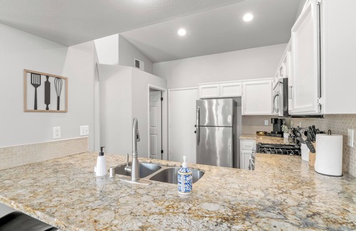 Sierra Sky Park Casa | Fresno Home - Pool - 4:2 - Near Fig Garden Loop!