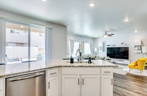 Fresno Casa | Fresno Home w/ Patio - 9 Mi to Downtown