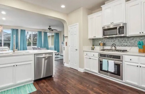 Roosevelt Casa | Fresno House|Fire Pit & Garage|Beautiful Backyard!