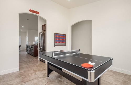 Fresno Casa | Fresno House| Game Room|Kitchen| 3/2: 2 Car Garage